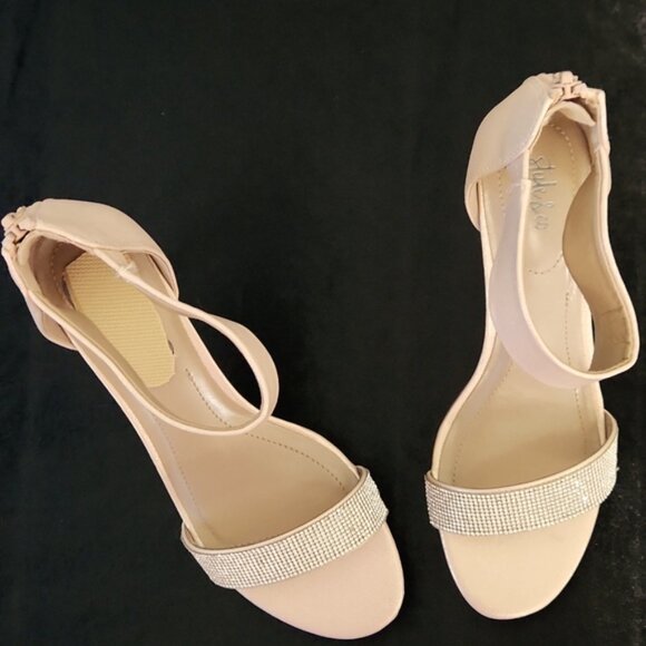 NEW SALE PRICED! Elegant Blush Heels with Lots of Bling NWT - Picture 2 of 8